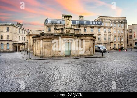 Das Cross Bath und die georgianischen Gebäude bei Sonnenuntergang in Bath Street, Bath, Somerset, Großbritannien am 23. Januar 2020 Stockfoto