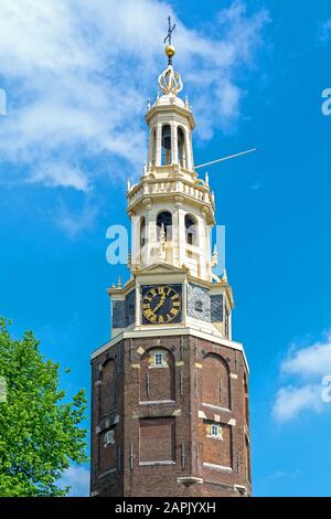 Montelbaanstore-Turm am Ufer des Kanals Oudeschans in Amsterdam, Niederlande. Stockfoto