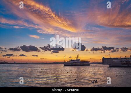 Schöner Sonnenuntergang in Istanbul, Türkei. Die Sonne liegt über Silhouetten der Hagia Sophia und der Blauen Moschee. Blick auf die Landschaft des Sonnenuntergangs von Istanbul Stockfoto