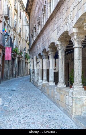 Alte Straße in der mittelalterlichen Stadt Besalu Katalonien Spanien Stockfoto