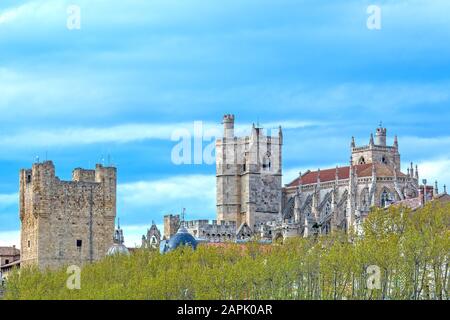 Narbonne Stadtbild in Frankreich, Erzbischofspalast und Kathedrale der Heiligen Justus und Pastor Stockfoto