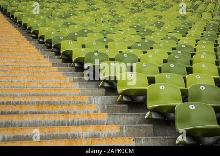 Reihen grüner Sitze und Treppen im Stadion Stockfoto