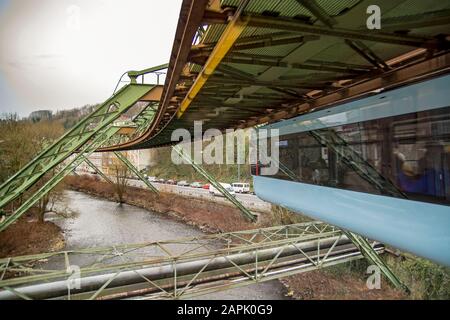 Schwebebahn Wuppertal (Schwebebahn) in der deutschen Stadt Nordrhein Westaphalia Stockfoto