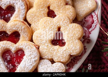 Details der traditionellen Linzer Weihnachtskekse auf einem Teller Stockfoto