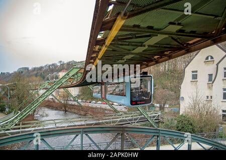 Schwebebahn Wuppertal (Schwebebahn) in der deutschen Stadt Nordrhein Westaphalia Stockfoto