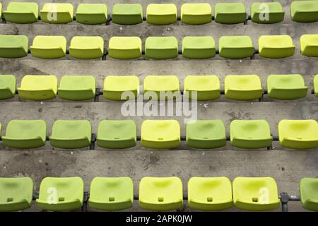 Grüne Sitzreihen im Stadion Stockfoto