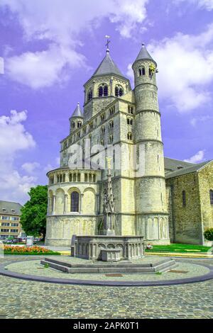 Die Kollegiatkirche St. Gertrulde ist ein historisches Gebäude in Nivelles, Wallonisch-brabant, Wallonien, Belgien, das im 11. Jahrhundert erbaut wurde. Stockfoto