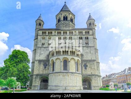 Die Kollegiatkirche St. Gertrulde ist ein historisches Gebäude in Nivelles, Wallonisch-brabant, Wallonien, Belgien, das im 11. Jahrhundert erbaut wurde. Stockfoto