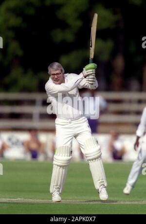 JOHN MAJOR MP SPIELT CRICKET PREMIERMINISTER DES GREAT BRITAIN COMMONWEALTH SUMMIT HARARE, SIMBABWE 17. OKTOBER 1991 F50C13C CRICKET SPIELEN Stockfoto