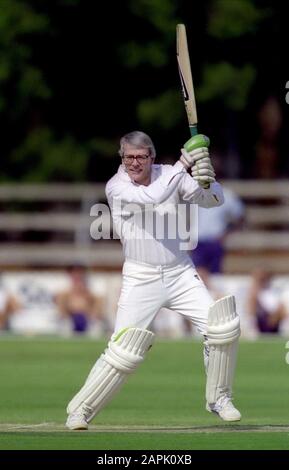 JOHN MAJOR MP SPIELT CRICKET PREMIERMINISTER DES GREAT BRITAIN COMMONWEALTH SUMMIT HARARE, SIMBABWE 17. OKTOBER 1991 F50C14C CRICKET SPIELEN Stockfoto