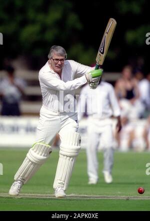 JOHN MAJOR MP SPIELT CRICKET PREMIERMINISTER DES GREAT BRITAIN COMMONWEALTH SUMMIT HARARE, SIMBABWE 17. OKTOBER 1991 F50E23C Stockfoto