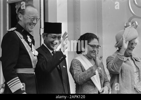 Prinz Bernhard, Suharto, Siti Hartinah (Tien Suharto) und Königin Juliana winken bei einem Staatsbesuch von Suharto in den Niederlanden; Stockfoto