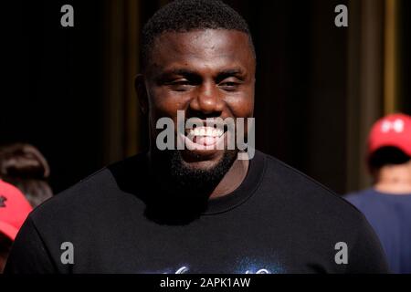 London Street: Männlich, 20er Jahre, lächelnd, afrikanisch-karibische Ethnie. Stockfoto