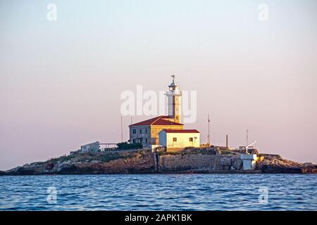 Rovinj, Kroatien St. John Leuchtturm, erbaut im Jahr 1853, in der Dämmerung auf der Insel. Stockfoto