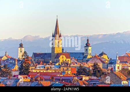 Sibiu, Siebenbürgen, Rumänien, Stadtbild im Winter mit Karpaten im Hintergrund Stockfoto