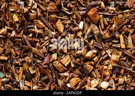 Hintergrundtextur aus Der Nähe (Makro) von Rooibos (Redbush) Teeblättern. Stockfoto