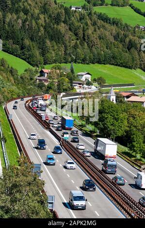 Verkehr auf der Brennero-Autobahn, die am Sommertag die Alpen überquert Stockfoto