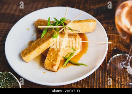 Vorspeise auf einem Holztisch des Restaurants Stockfoto