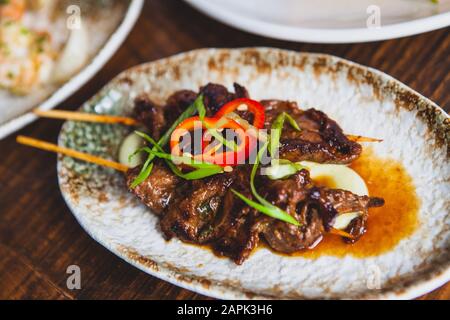 Vorspeise auf einem Holztisch des Restaurants Stockfoto