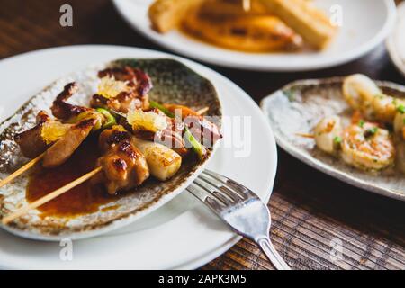 Vorspeise auf einem Holztisch des Restaurants Stockfoto