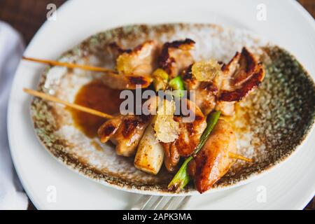Vorspeise auf einem Holztisch des Restaurants Stockfoto