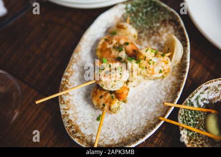 Vorspeise auf einem Holztisch des Restaurants Stockfoto