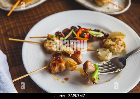 Vorspeise auf einem Holztisch des Restaurants Stockfoto
