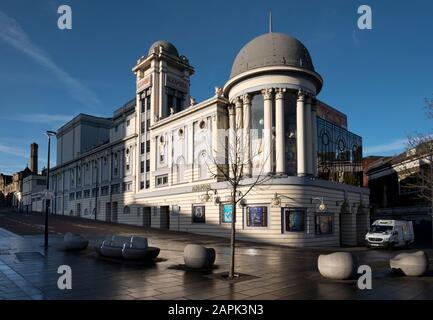 Die Wintersonne beleuchtet Das Alhambra Theatre, Bradford, West Yorkshire, Großbritannien. Ein denkmalgeschütztes Gebäude der Kategorie II. Stockfoto