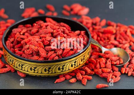 Goji-Beere in goldener Ostschale in Nahaufnahme. Selektiver Fokus Stockfoto