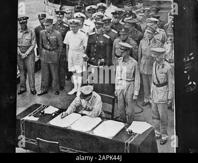 Detail der Reproduktion eines Zeitungsfotos, auf dem General Douglas MacArthur andeutet, Indonesien aus den Händen Japans zurückzubekommen. Hinter MacArthur stehen General Jonathan Wainwright (USA) und General Arthur Percival (England). Datum: 2. September 1946 Ort: Indonesien, Japan, Niederländische Ostindien Schlüsselwörter: Kapitulationen, Kriege persönlicher Name: MacArthur, Douglas Stockfoto