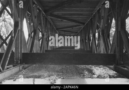 X Genie Veldcie te Tjikampek - Wadas Beschreibung: Detaillierung des Baus der Brücke Datum: 20. Dezember 1947 Ort: Cikampek, Indonesien, Niederländisch-Ostindien, Wadas Stockfoto