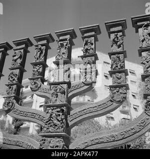 Israel 1964-1965: Jerusalem (Jerusalem), Straßenstatuen Beschreibung: Details der 5 Meter hohen menora, von der gegenüberliegenden Knesset (parlamentsgebäude) aus gesehen Anmerkung: A menora ist ein siebenarmiger Kerzenleuchter und das antike Symbol für das hebräische Volk (auch es ist eines der ältesten Symbole für das Judentum überhaupt) Datum: 1964 Ort: Israel, Jerusalem Schlagwörter: Details, Kerzenleuchter Stockfoto