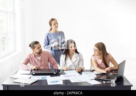 Junge Studenten studieren neues Material für die Prüfung. Lächeln. Junge Studenten studieren neues Material für die Prüfung. Das Konzept der Unternehmer, suc Stockfoto