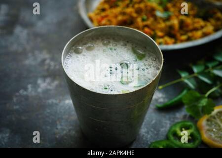 Buttermilch/Indischer Sambharam, erfrischendes Sommergetränk Stockfoto