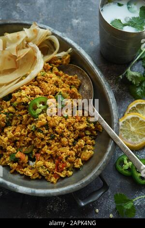 Rührei/ Masala Egg Bhurji serviert mit roti, selektivem Fokus Stockfoto