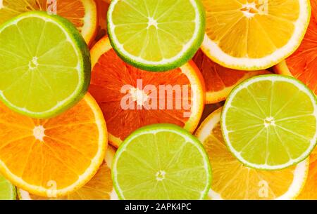 Zitrusfrüchte schneiden. Saftige Slice aus Limette, Zitrone und orangefarbenem Hintergrund. Stockfoto