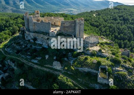 Luftpanorama-Blick auf die mittelalterlichen Burgruinen des Templer Ritters Alcala de Xivert (Alcalá de Chivert) in der Provinz Valencia, Spanien Stockfoto