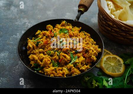 Rührei/ Masala Egg Bhurji serviert mit roti, selektivem Fokus Stockfoto