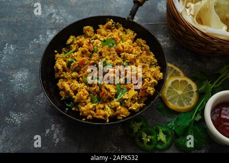 Rührei/ Masala Egg Bhurji serviert mit roti, selektivem Fokus Stockfoto