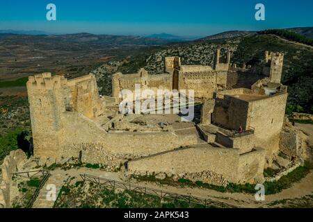 Luftpanorama-Blick auf die mittelalterlichen Burgruinen des Templer Ritters Alcala de Xivert (Alcalá de Chivert) in der Provinz Valencia, Spanien Stockfoto