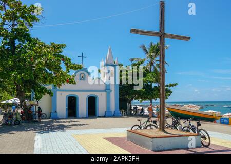 Kirche von Sao Francisco De Assis. Kleine Kirche mitten im Dorf Praia Do Forte, Berühmte Touristenattraktion. Bundesstaat Bahia, Brasilien. . Februar 2019 Stockfoto