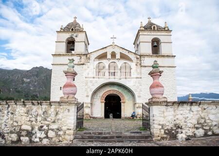 Traditionelle peruanische Menschen und Kirchen in der Nähe des Colca Canyon Peru Stockfoto