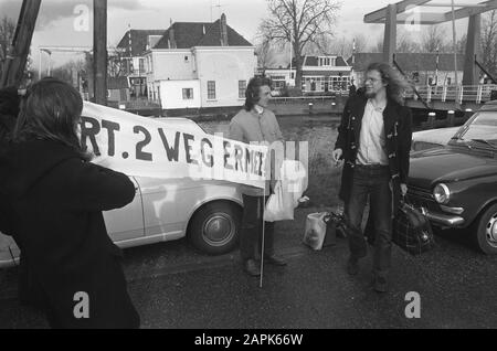 Demonstration von Objektiven in Nieuwersluis Beschreibung: Dienstverweigerer mit Banner-Anmerkung: Dienstverweigerer Kees Vellekoop, der während des Anerkennungsverfahrens aus Gewissensgründen politische Motive aufgeworfen hatte, wurde nicht als Kriegsdienstverweigerer anerkannt und im Militärgefängnis in Nieuwersluis inhaftiert Datum: 15. November 1973 Standort: Nieuwersluis, Utrechter Schlüsselwörter: Demonstrationen, Verweigerer, Banner Personenname: Vellekoop, Kees Stockfoto