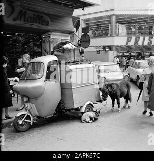 Pariser Bilder Beschreibung: Tiere in der Nähe des Fahrzeugs eines Straßenverkäufers Datum: 1965 Standort: Frankreich, Paris Schlüsselwörter: Ziegen, Ponys, Straßenstatuen, Straßenhändler, Transportmittel Stockfoto