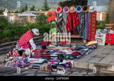 Traditionelle peruanische Menschen und Kirchen in der Nähe des Colca Canyon Peru Stockfoto