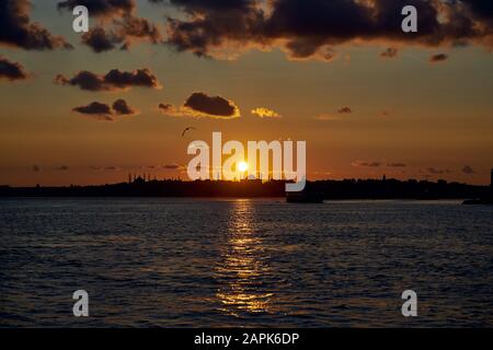 Schöner Sonnenuntergang in Istanbul, Türkei. Die Sonne liegt über Silhouetten der Hagia Sophia und der Blauen Moschee. Blick auf die Landschaft des Sonnenuntergangs von Istanbul Stockfoto