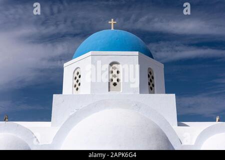 Blaue Kuppel des Chuich des Heiligen Theodosias in Pyrgos Kallistis, Santorini, Griechenland Stockfoto