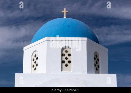 Blaue Kuppel des Chuich des Heiligen Theodosias in Pyrgos Kallistis, Santorini, Griechenland Stockfoto