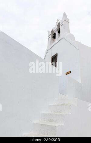 Kirchturm einer Kirche in Pyrgos Kallistis, Santorini, Griechenland Stockfoto