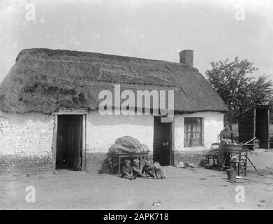 9x12 Hausindustrie, mattenvlechterij Datum: Undatierte Stichwörter: HAUSWIRTSCHAFT, matten plachterijen Stockfoto
